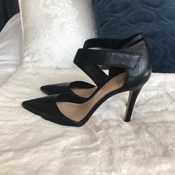 Vince Camuto Shoes - Vince Camuto beautiful black heel , only wore once